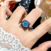 Nuevo Conjunto de Collar con Colgante y Pendientes de Anillo Abierto Corazón de Caramelo Brillante Zirconia Azul Marino Corte Rosa Corte Milenio