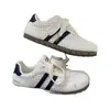 Tênis brancos de sola grossa para mulheres, novos sapatos casuais de outono 2026, tênis de bolinhas, tênis estilo Forrest Gump