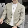 Chaqueta de punto de color liso con cuello en V para hombre, estilo nuevo de primavera y otoño, moderna, casual y versátil, de punto, de manga larga