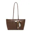 Bolsa de gran capacidad 2026 nueva moda bandolera texturizada color sólido bolsa de mujer bolsa de mano simple bolsa grande para ir al trabajo