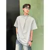 Top Masculino Casual de Manga Curta com Gola Alta e Botões Irregulares, Design Moderno com Vibe High Street Americana