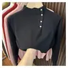 Suéter de punto de color liso con botón lateral de cobre y cuello semi-alto para mujer, moda de otoño e invierno, elegante y sofisticado, corte ajustado, cálido suéter de capa base
