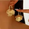 Brincos de Flor Dourada de Novo Estilo de Luxo Leve de Alta Qualidade Transfronteiriços, Argolas da Moda Estilo Exagerado de Nicho, Acessórios de Orelha Doces e Elegantes