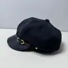 Elegante y chic sombrero de pintor estilo británico para mujer, perfecto para otoño e invierno. Este sombrero casual presenta una visera pequeña, forma de pico de pato y una visera de cuero con hebilla.