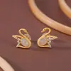 Brincos de Moda Cisne Jade Branco Natural Hotan Estilo Corte Retro Design Fresco Zircônia Incrustada Banhado a Ouro Versátil