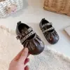 Zapatos de cuero de suela blanda para niñas, nueva colección de otoño 2026, zapatos para niños, zapatos de princesa elegantes y bonitos para niñas pequeñas, adecuados para actuaciones