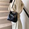 Bolso Pequeño Retro Versátil de Diseño de Nicho para Mujer, Nuevo Bolso Cruzado Tipo Cubo de Moda Otoño e Invierno 2025