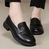 Mocasines retro de suela blanda para mujer, nuevo estilo otoño 2026 zapatos sin cordones, zapatos de cuero negros versátiles de suela blanda estilo británico para el trabajo