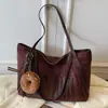 Bolso Tote de Gamuza de Gran Capacidad Súper Popular para Mujer 2025 Nuevo Estilo Retro Bolso de Hombro de Moda Bolso de Axila con Letras
