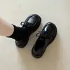 Sapatos Pequenos de Couro Pretos com Cadarço Estilo Britânico Feminino Novo Verão Estilo College com Saia Mocassins Sapatos Solos