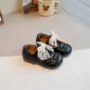 Zapatos Plateados de Cuero Estilo Coreano para Niñas 2025 Otoño Nuevos Suela Suave Versátiles Zapatos de Princesa para Bebés Pequeños Primeros Pasos Zapatos de Moda Individuales