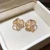 Pendientes de camelia blanca y perla estilo Hepburn, elegancia francesa, pendientes lujosos y sofisticados, pendientes de lujo ligero de alta gama para mujer