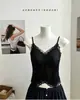 Camisola de encaje estilo francés con escote en V profundo y hermoso diseño en la espalda, copas triangulares finas fijas con almohadillas en el pecho, camiseta sin mangas adelgazante para usar en capas