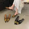 Pantuflas de Nuevo Estilo Primavera 2026 para Mujer, Estilo Europeo y Americano de Moda, Hebilla Metálica, Punta Fina, Suela Plana, Medias Zapatillas Cerradas para Mujer