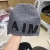 Gorro holgado de punto con letras grandes de color contrastante, elástico, adelgazante, rejuvenecedor, para mujer, otoño e invierno, cálido, versátil, moderno