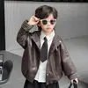 Jaqueta de Couro para Meninos Outono 2026 Novo Estilo Jaqueta de Couro com Capuz Infantil Roupas Xadrez para Bebê Menino Bonito