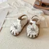 Diadema de Moda Estilo Hada para Niñas con Corona de Pedrería Sandalias Romanas Caladas Verano 2026 Nuevos Zapatos Versátiles de Princesa
