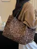 Bolso tote grande de capacidad, simple y elegante, para el trabajo y los desplazamientos, nuevo modelo 2026, acabado mate retro, bolso de hombro elegante y de alta calidad