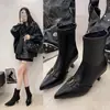 Chegada Nova Outono 2026 Botas Finas de Bico Fino Moda Decoração de Metal Salto Agulha Botas Curtas Moda Tendência Botas Femininas