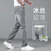 Jeans de seda helada de verano ultradelgados para hombre, corte recto ajustado, pantalones casuales de color azul claro para hombre, pantalones finos de Tencel de verano, suaves