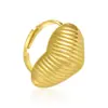Anel Flor de Aço Inoxidável Dourado Retro Europeu e Americano para Mulheres Simples 18K Design de Nicho Anel de Coração com Pressão de Óleo