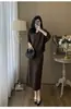 Traje feminino fino elegante e moderno, conjunto de duas peças com top de manga longa V e saia