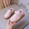 Zapatillas infantiles 2026 primavera y otoño nuevo modelo zapatos para niños pequeños zapatos deportivos para niñas zapatos casuales de caña baja para bebé zapatos de entrenamiento alemanes suela blanda