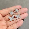 Aretes de Mariposa Hueca de Zircón de Diamante Completo para Mujer Diseño Nicho de Lujo Ligero Sentido de Alta Gama de Lujo Ligero Aretes de Celebridad de Internet Elegantes Combinan con Todo