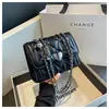 Bolso de cadena acolchado estilo Chanel para mujer, nuevo bolso cruzado mini de moda versátil 2026, bolso cuadrado pequeño popular