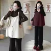 Ropa de maternidad otoño e invierno nuevo conjunto de tres piezas: conjunto de camisa base color café + chaleco de punto color crema + pantalones acampanados