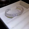 Pulsera abierta de tres capas de vidrio con circonita cúbica estilo francés, una pieza de joyería lujosa y sofisticada, un accesorio único y delicado que complementa cualquier atuendo, diseñada para mujeres