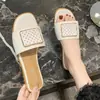 Item quente com saia, toque de luxo, sandálias de uma tira de celebridade da internet, Novidade Outono 2026 Estilo Francês Exquisito Sandálias de dedo com sola grossa Pequeno Estilo Chanel