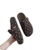Sapatos slip-on de bolinhas estilo coreano com solas grossas, perfeitos para o outono de 2026, fáceis de calçar e com um salto oculto para altura extra