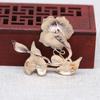 Flor Qianniu color que se conserva Cobre dorado chapado Flor de trompeta DIY Goteo de aceite Punto Flor de esmeralda Hoja Broche Estilo antiguo Accesorios de ropa B2648