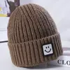 2024 sombrero mujer invierno cálido tejido estilo coreano moderno moda lindo sombrero exterior protección orejas engrosada sombrero de lana venta al por mayor