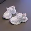 Zapatos Deportivos para Niñas 2026 Modelo Nuevo Primavera y Otoño Zapatos Tipo Papá para Niños Malla Transpirable Velcro Suela Suave Zapatos para Correr para Niñas