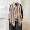 Bufanda para mujer de la marca trendy CC, bufanda chal gruesa popular con borlas largas, imitación cachemira transfronteriza europea y americana, bufanda cálida para cuello al por mayor para exteriores