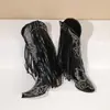 Botas de Cano Alto Apontadas Bordadas com Franjas Outono 2023 Botas de Couro com Rebites Moda Europeia e Americana Botas de Manga Salto Médio Comércio Exterior