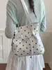 Bolso de mujer de moda, nuevo modelo 2026, bolso de mano versátil para el día a día, estilo casual simple de lunares, bolso cruzado tipo cubo de moda