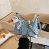 Bolsa jeans feminina novo estilo 2026 moderna padrão diamante corrente transversal bolsa textura verão casual versátil bolsa meia-lua