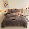 Nuevo conjunto de cuatro piezas de alta calidad, de moda para otoño/invierno, con tejido de terciopelo de leche engrosado, estampado de leopardo, aplique de dibujos animados y diseños bordados para abrigarse