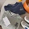 Camisa Base Bangcheng para Meninos 2026 Inverno Novo Estilo Infantil Listrada Modelagem Solta Versátil Top Camada Interna Quente para Bebê Tendência