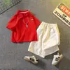 Traje de verano para niños, estilo delgado, nuevo conjunto de moda 2026 de camiseta polo de manga corta y shorts para niños, atuendo de moda de verano para niños