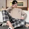 Nuevo conjunto de pijama casual para hombre de primavera y otoño, con un diseño de manga larga, corte holgado y estilo coreano que se puede usar como ropa de estar en casa o incluso como ropa exterior.