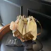 Bolso Pequeño 2025 Primavera/Verano Nuevo Estilo Francés Lujo Ligero Moda Nicho Versátil Más Vendido Bolso de Hombro Cruzado Bolso Cubo para Mujer
