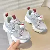 Zapatillas de moda para niñas, modelo nuevo 2026, zapatos casuales de malla transpirables y ligeros para niñas pequeñas con decoración de lazo