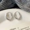 Pendientes de Hilo Retorcido Versátiles para Viajes Diarios, Moda Transfronteriza Europea y Americana, Pendientes de Cobre Chapado en Oro Real de Lujo Ligero de Alta Gama para Mujer