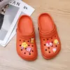 Zapatos de Agujeros de Dibujos Animados Geniales para Mujer 2026 Nuevos Lindos Juveniles Estudiantes Antideslizantes Suela Gruesa Chanclas de Playa ins Tendencia