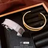 Pulsera Abierta Rayada Tachonada de Diamantes Electrochapada en Oro Real de 18 Quilates Joyería de Moda Versátil Simple Europea y Americana Venta al por Mayor