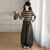 Camiseta de manga longa para meninas, novo estilo outono 2026, top listrado curto para meninas mais velhas, conjunto de duas peças com calça pantalona infantil, moderno